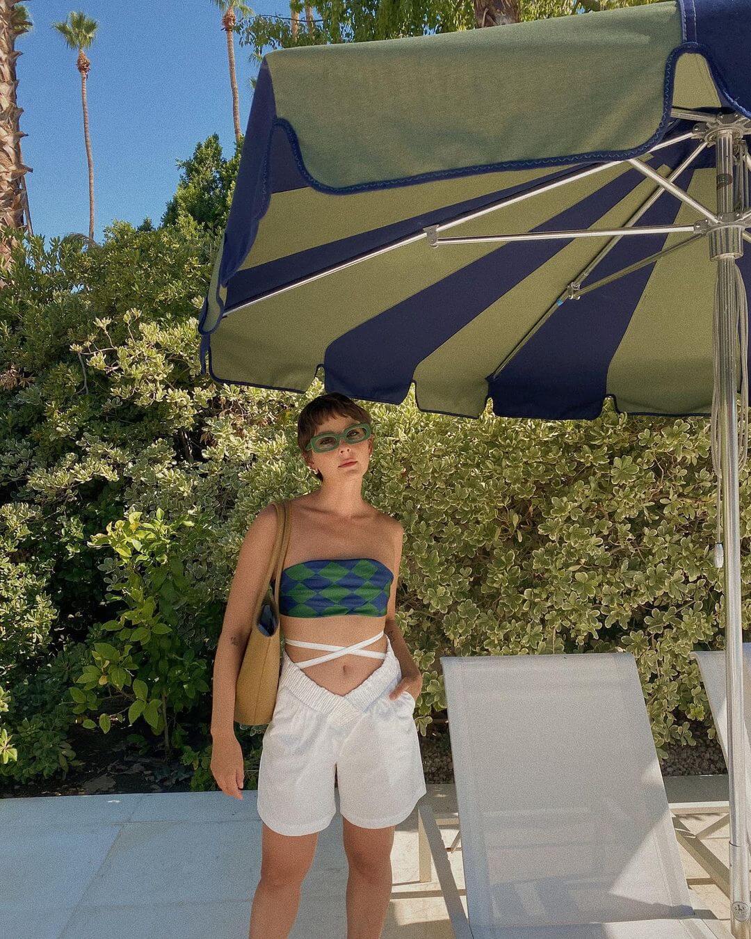 10 Chic Pool Party Outfits That Make An Entrance