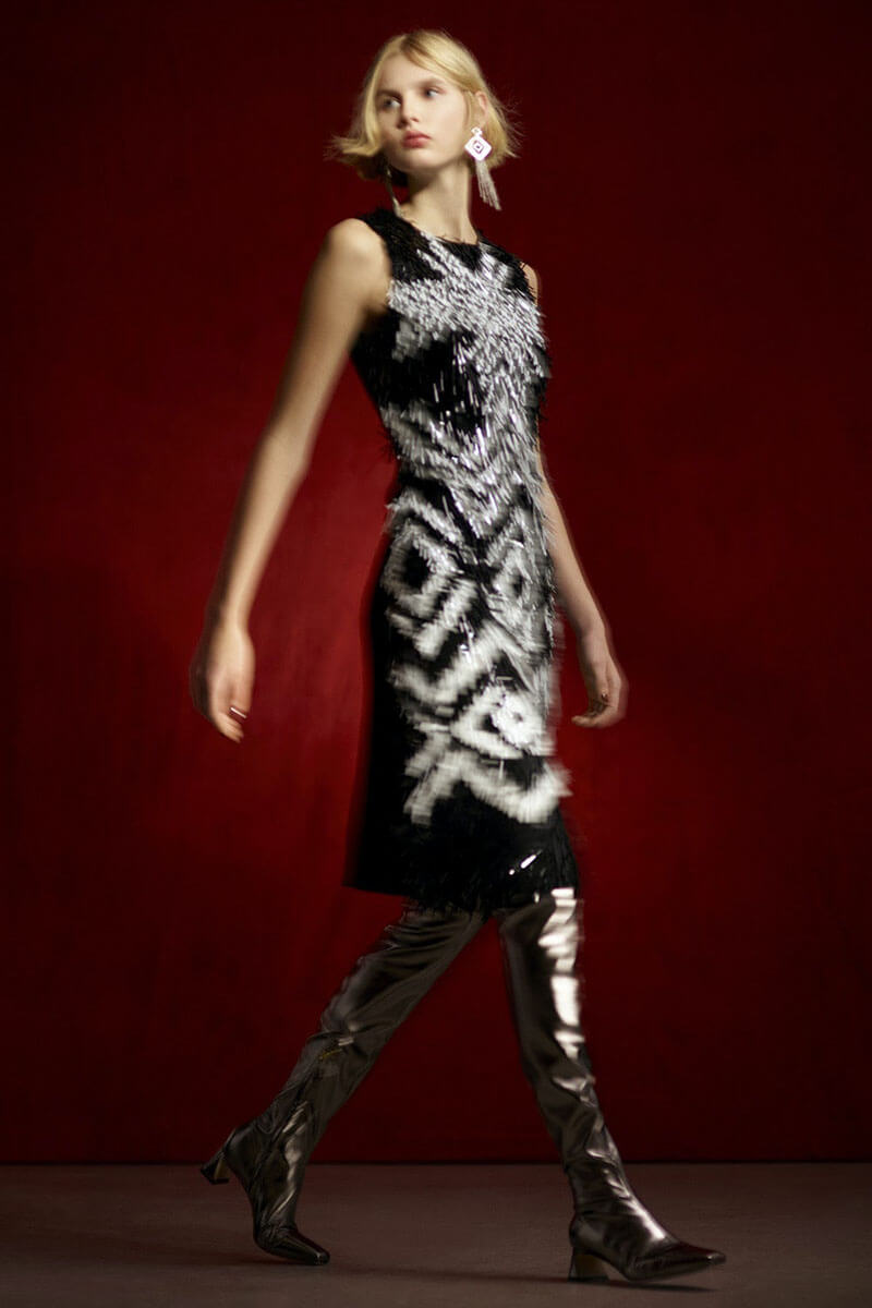 The Perfect Contrast Between Dramatic and Sophisticated Shines Bright In This Collection From Alberta Ferretti