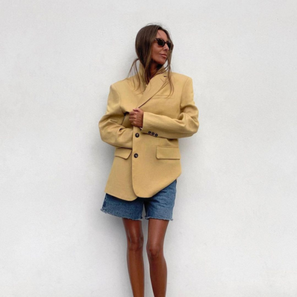embrace oversized silhouettes with this effortlessly chic look