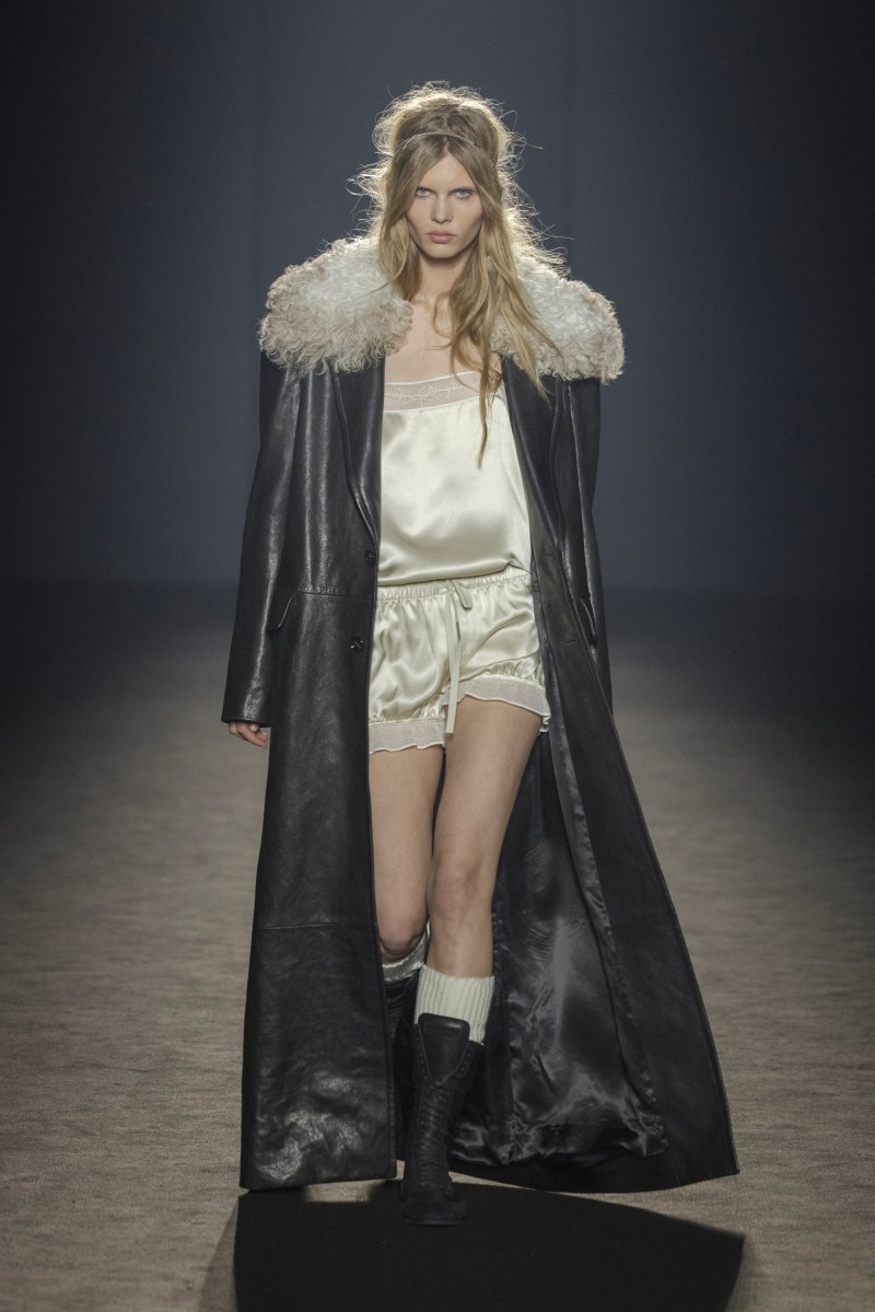Ann Demeulemeester Fall Winter 2024 Collection Brings A New Wave Of Creativity