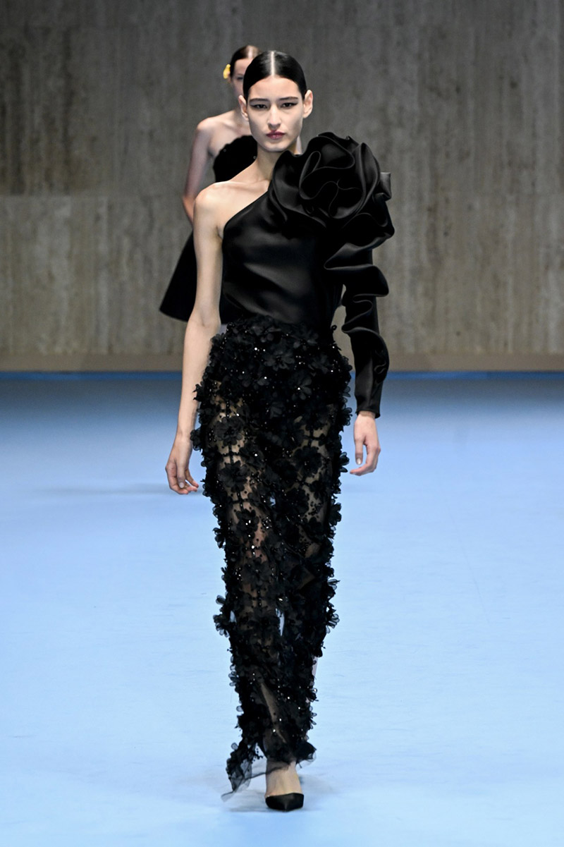 Carolina Herrera's Spring 2025 Collection Is A Fresh Take On Clean And ...