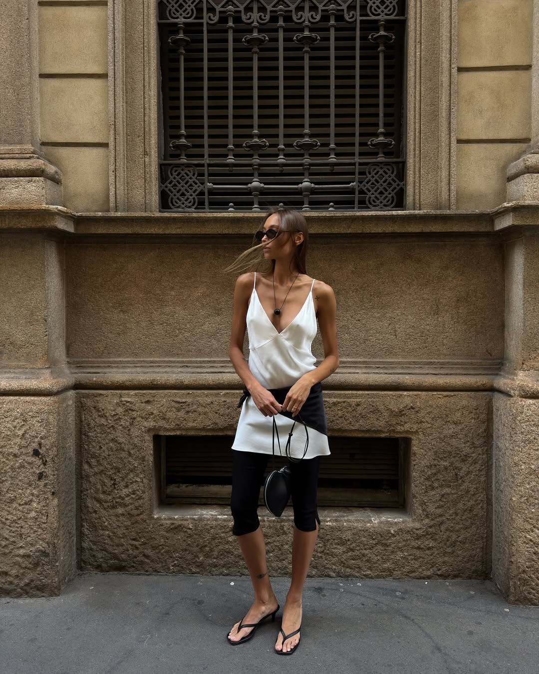 The Minimal Black And White Outfit We re Obsessing Over the-minimal-black-and-white-outfit-we-re-obsessing-over