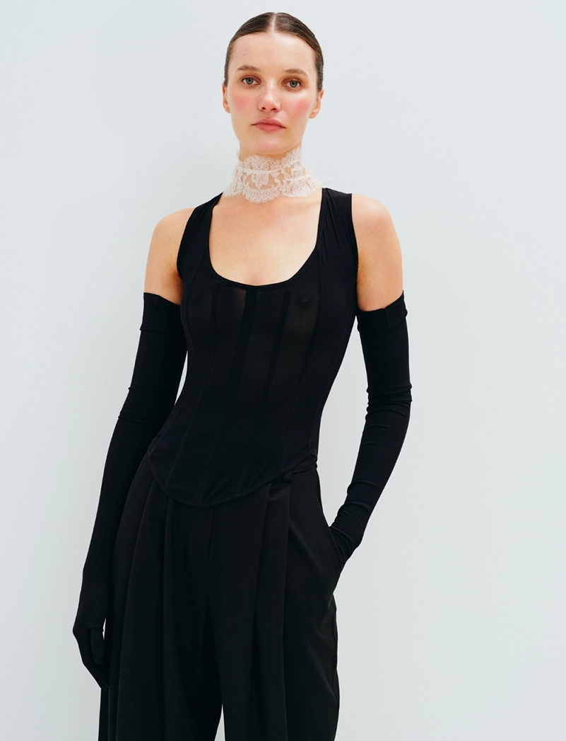 Manuri Makes Minimalism Feel Magnetic