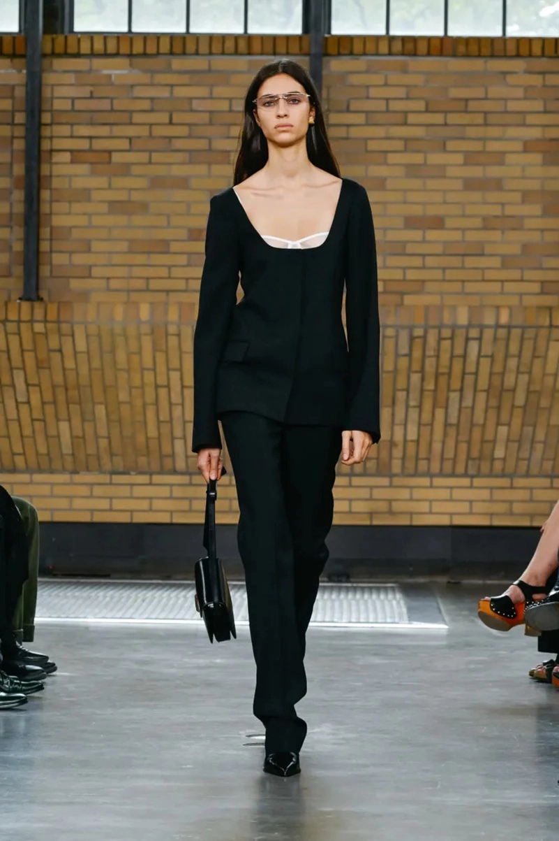 Calvin Klein Spring 2026 Redefines Minimalism For The Modern City Calvin Klein Spring 2026 Redefines Minimalism For The Modern City 5.webp