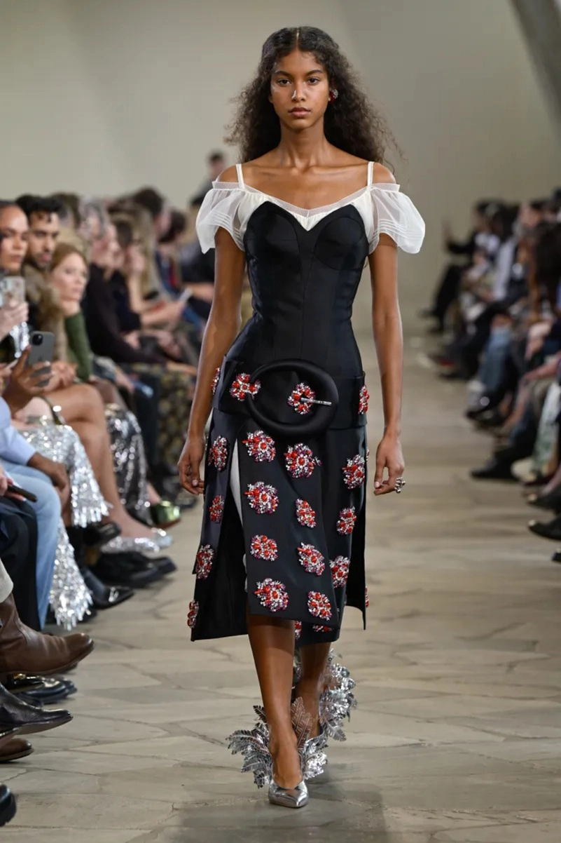 Rabanne Spring 2026 Revives Beach Elegance With Futuristic Spark