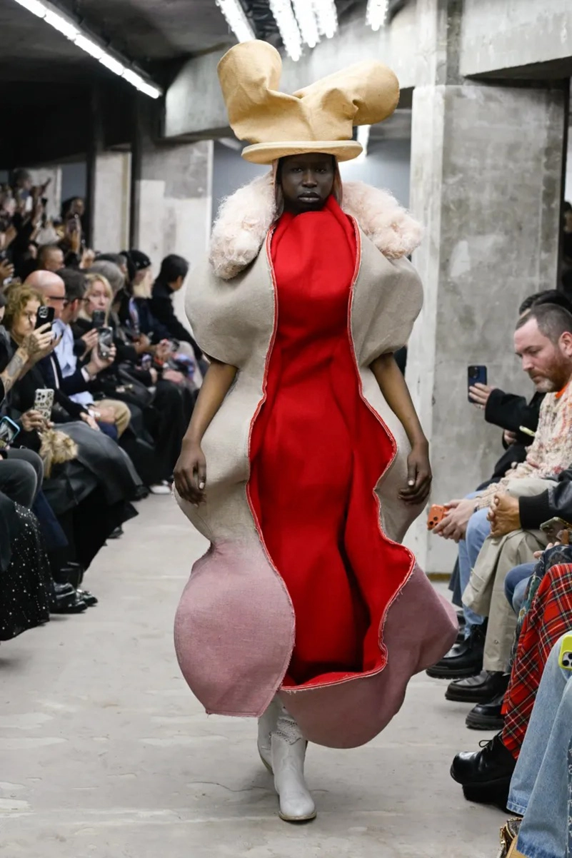 Rei Kawakubo Turns Into Art For Comme Des Gar Ons Spring 2026 Rei Kawakubo Turns Into Art For Comme Des Garcons Spring 2026.webp