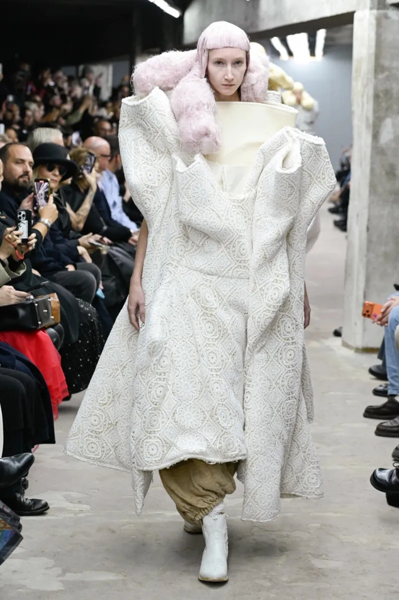 Rei Kawakubo Turns Into Art For Comme Des Gar Ons Spring 2026 Rei Kawakubo Turns Into Art For Comme Des Garcons Spring 2026 8.webp