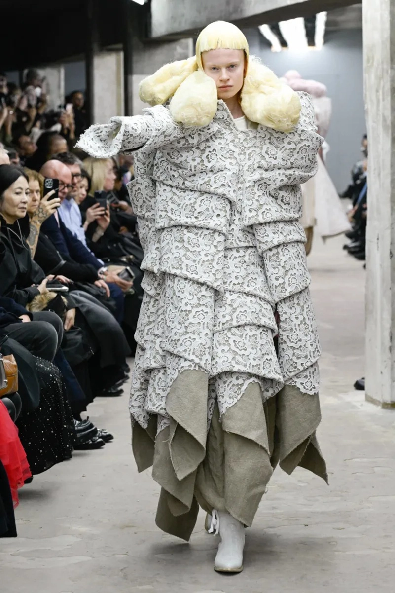 Fashion Institute Fidm Hoodie Rei Kawakubo Turns Imperfection Into Art For  Comme Des Garçons