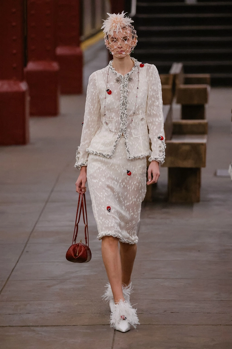 Chanel Métiers D’art 2026 Blends Heritage With A New York State Of Mind Chanel Métiers D’art 2026 Blends Heritage With A New York State Of Mind