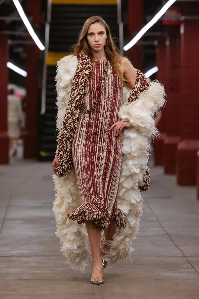Chanel Métiers D’art 2026 Blends Heritage With A New York State Of Mind Chanel Métiers D’art 2026 Blends Heritage With A New York State Of Mind