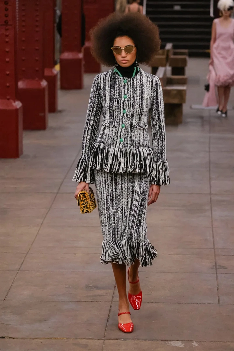 Chanel Métiers D’art 2026 Blends Heritage With A New York State Of Mind Chanel Métiers D’art 2026 Blends Heritage With A New York State Of Mind