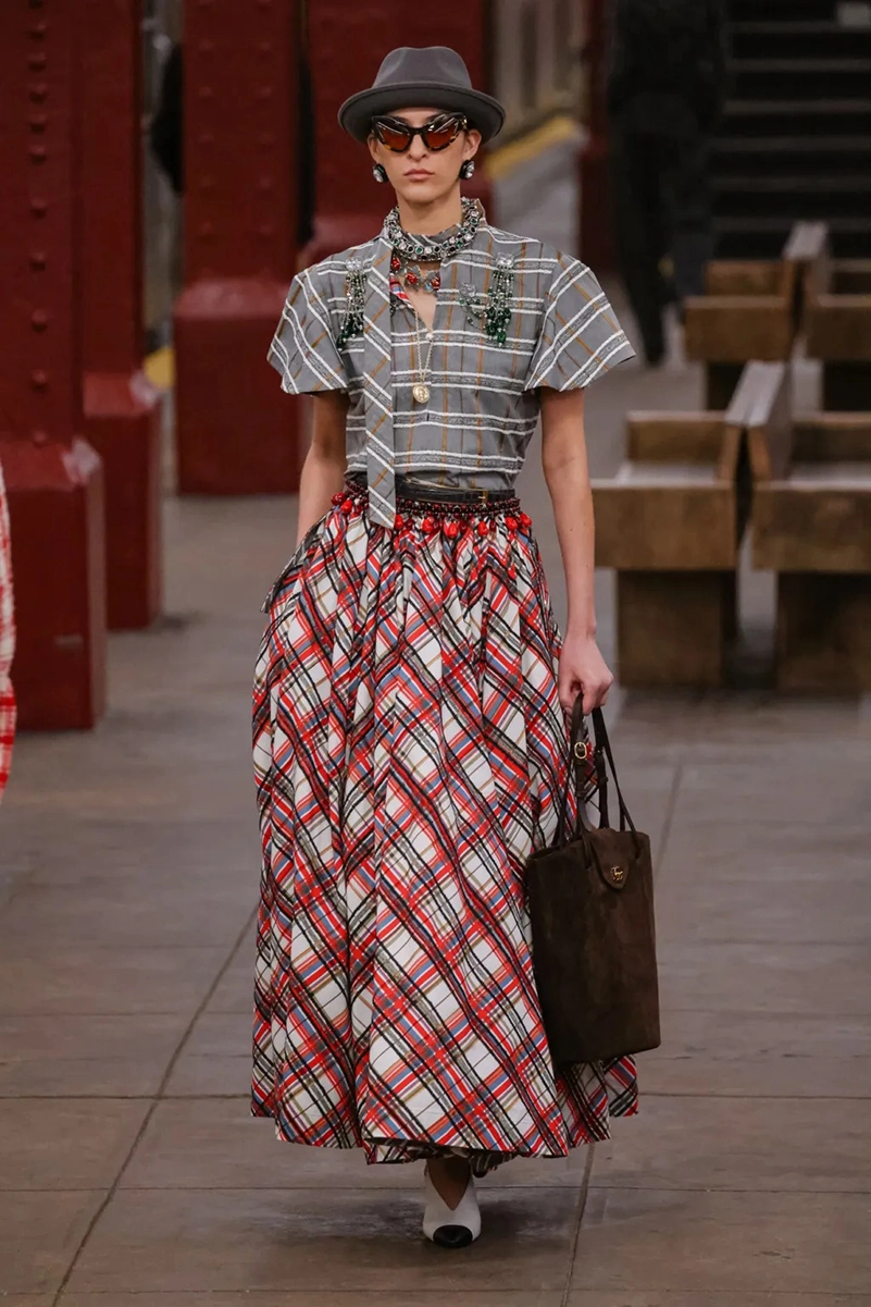 Chanel Métiers D’art 2026 Blends Heritage With A New York State Of Mind Chanel Métiers D’art 2026 Blends Heritage With A New York State Of Mind