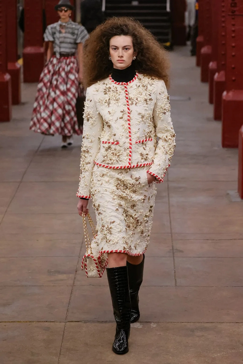 Chanel Métiers D’art 2026 Blends Heritage With A New York State Of Mind Chanel Métiers D’art 2026 Blends Heritage With A New York State Of Mind