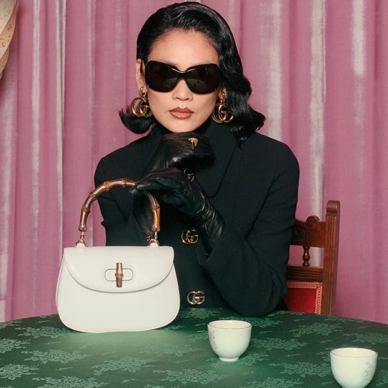 Gucci - Chain-trimmed oversized sunglasses display picture 2