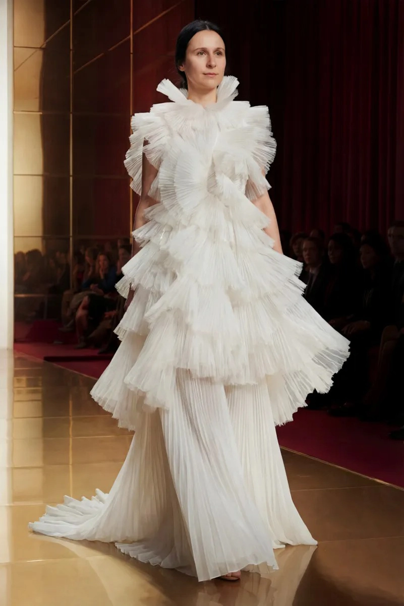 Alexis Mabille Spring Couture 2026 Recasts The Runway Using Ai Screens