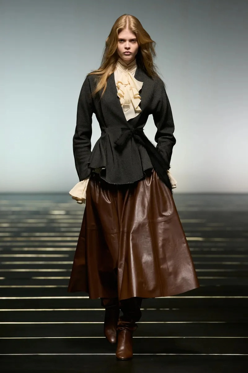 Alberta Ferretti Fall 2026 Refines Romantic Dressing
