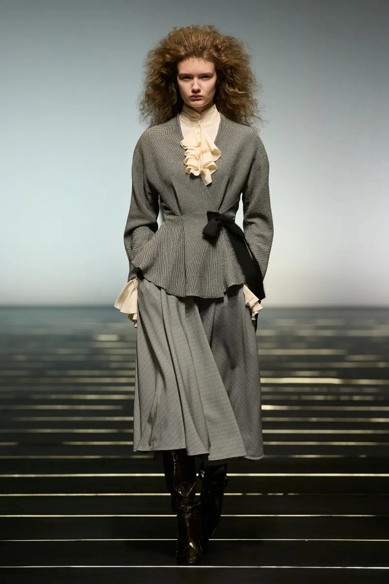 Alberta Ferretti Fall 2026 Refines Romantic Dressing