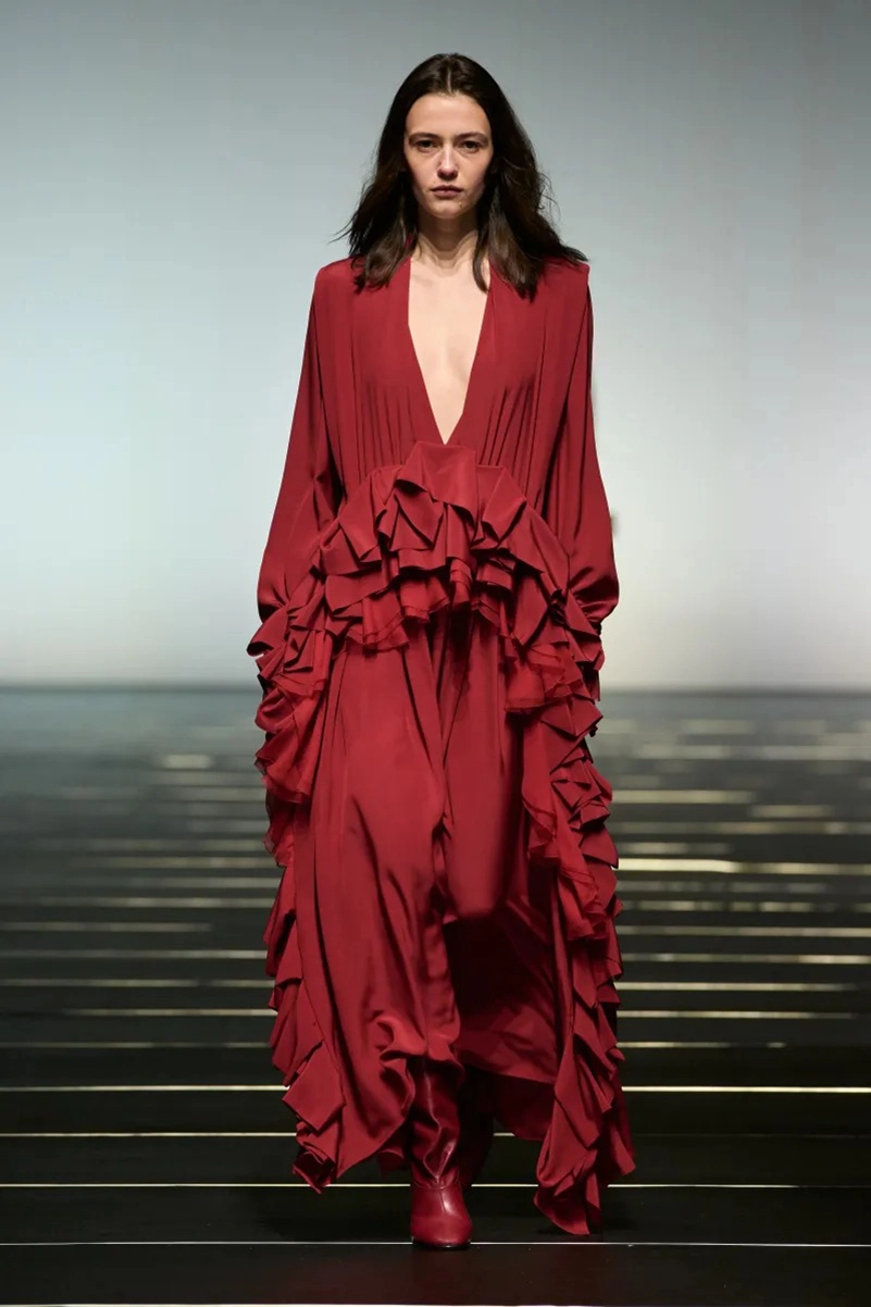 Alberta Ferretti Fall 2026 Refines Romantic Dressing