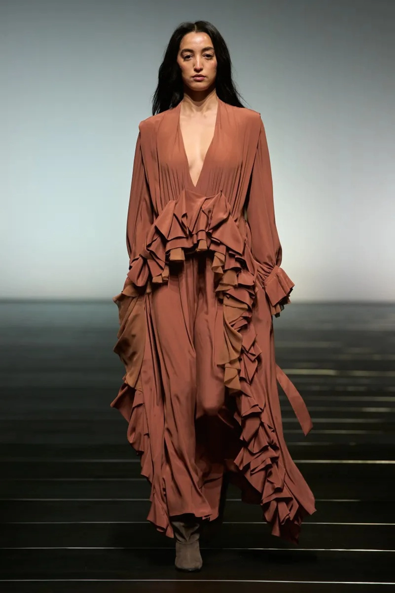 Alberta Ferretti Fall 2026 Refines Romantic Dressing