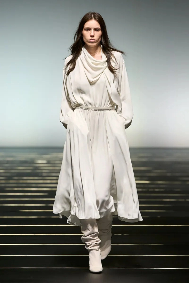 Alberta Ferretti Fall 2026 Refines Romantic Dressing