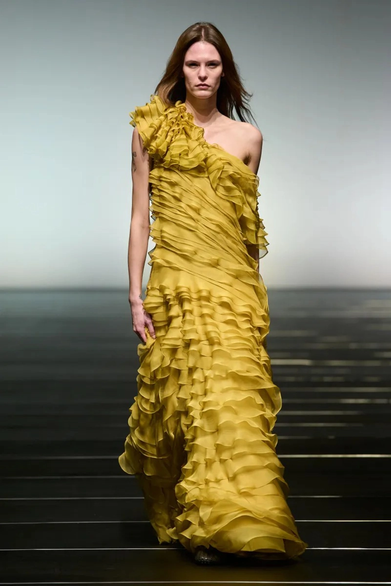 Alberta Ferretti Fall 2026 Refines Romantic Dressing