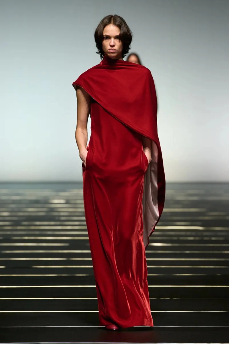 Alberta Ferretti Fall 2026 Refines Romantic Dressing