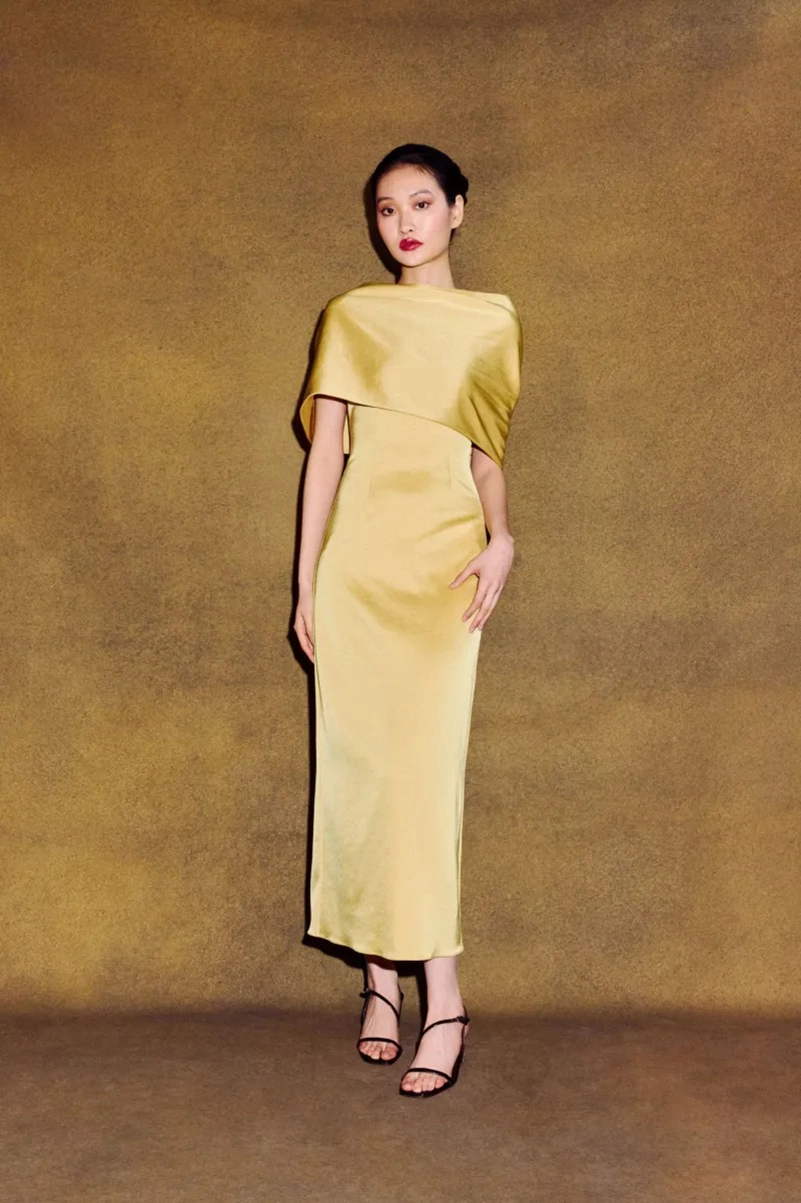 Alejandra Alonso Rojas Fall 2026 Reworks Existing Fabrics Into Gold And Bordeaux Satin Alejandra Alonso Rojas Fall 2026 Reworks Existing Fabrics Into Gold And Bordeaux Satin