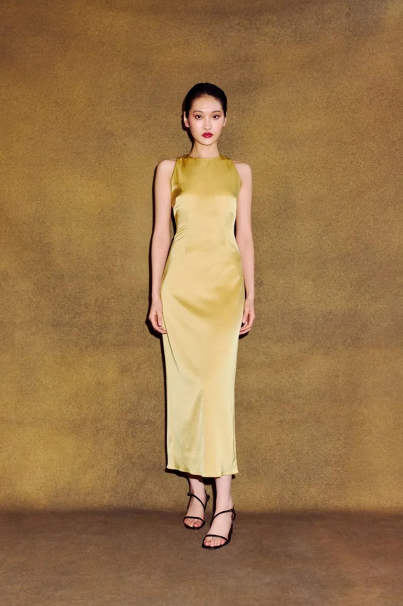 Alejandra Alonso Rojas Fall 2026 Reworks Existing Fabrics Into Gold And Bordeaux Satin Alejandra Alonso Rojas Fall 2026 Reworks Existing Fabrics Into Gold And Bordeaux Satin