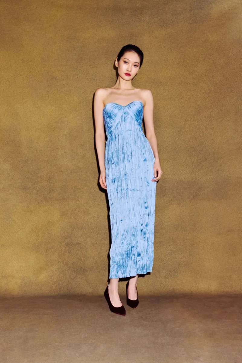 Alejandra Alonso Rojas Fall 2026 Reworks Existing Fabrics Into Gold And Bordeaux Satin Alejandra Alonso Rojas Fall 2026 Reworks Existing Fabrics Into Gold And Bordeaux Satin