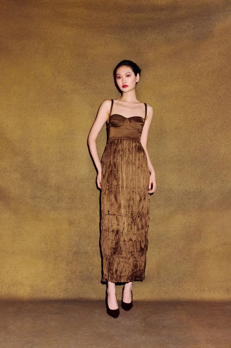 Alejandra Alonso Rojas Fall 2026 Reworks Existing Fabrics Into Gold And Bordeaux Satin Alejandra Alonso Rojas Fall 2026 Reworks Existing Fabrics Into Gold And Bordeaux Satin