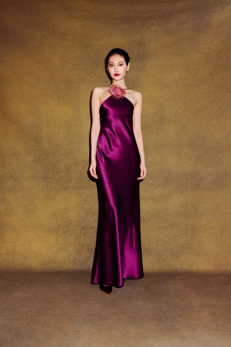 Alejandra Alonso Rojas Fall 2026 Reworks Existing Fabrics Into Gold And Bordeaux Satin Alejandra Alonso Rojas Fall 2026 Reworks Existing Fabrics Into Gold And Bordeaux Satin