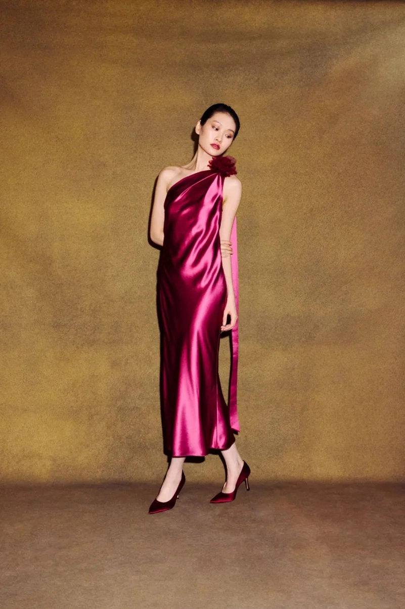 Alejandra Alonso Rojas Fall 2026 Reworks Existing Fabrics Into Gold And Bordeaux Satin Alejandra Alonso Rojas Fall 2026 Reworks Existing Fabrics Into Gold And Bordeaux Satin