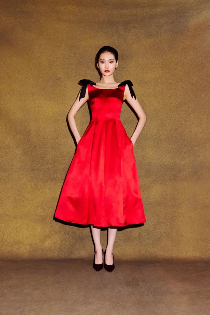Alejandra Alonso Rojas Fall 2026 Reworks Existing Fabrics Into Gold And Bordeaux Satin Alejandra Alonso Rojas Fall 2026 Reworks Existing Fabrics Into Gold And Bordeaux Satin