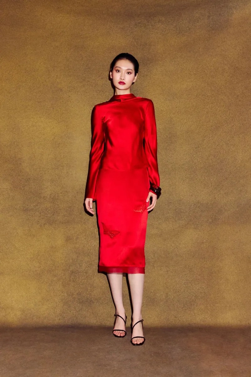 Alejandra Alonso Rojas Fall 2026 Reworks Existing Fabrics Into Gold And Bordeaux Satin Alejandra Alonso Rojas Fall 2026 Reworks Existing Fabrics Into Gold And Bordeaux Satin