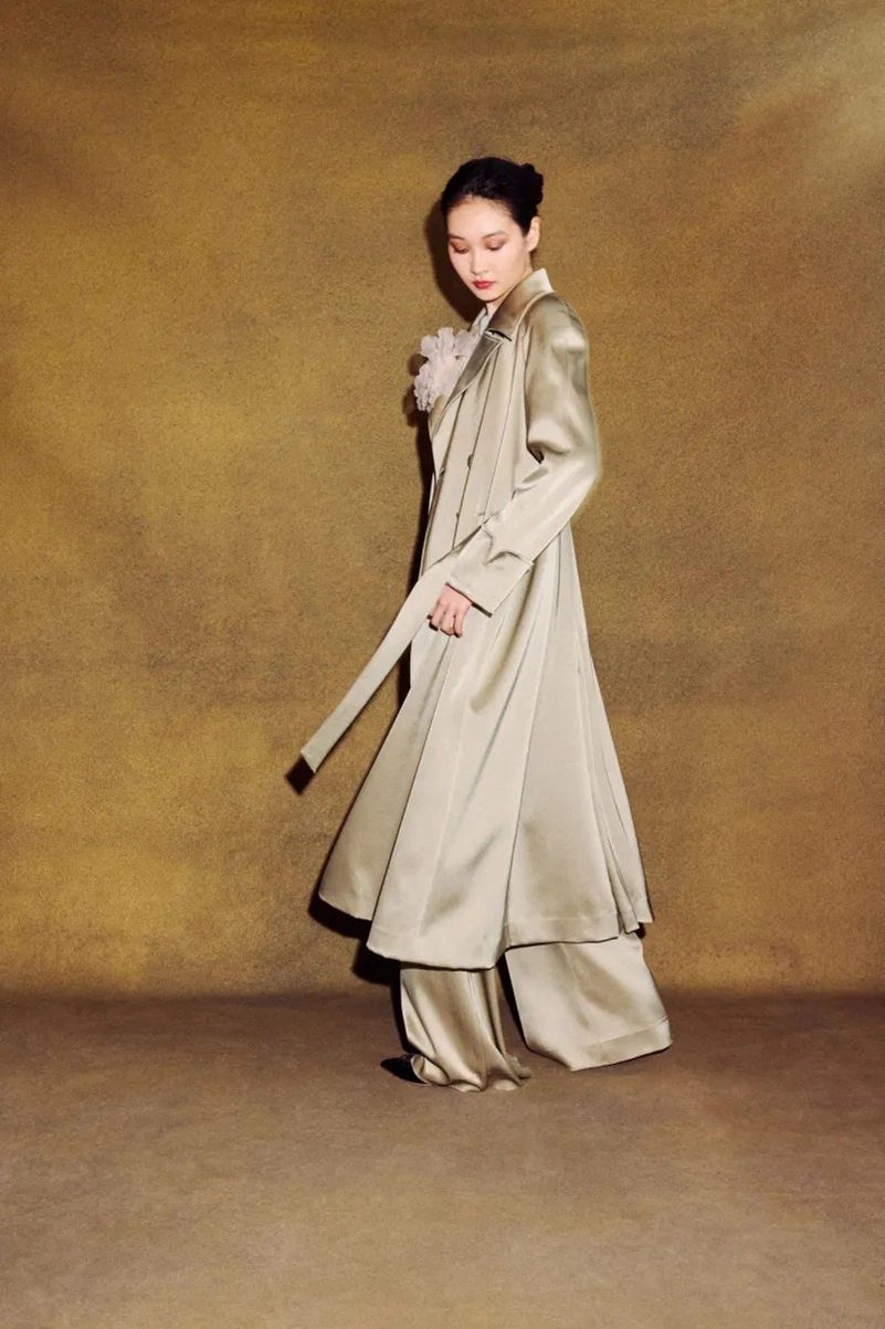 Alejandra Alonso Rojas Fall 2026 Reworks Existing Fabrics Into Gold And Bordeaux Satin Alejandra Alonso Rojas Fall 2026 Reworks Existing Fabrics Into Gold And Bordeaux Satin