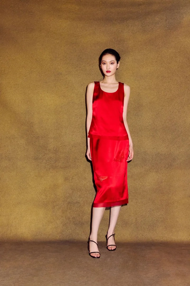 Alejandra Alonso Rojas Fall 2026 Reworks Existing Fabrics Into Gold And Bordeaux Satin Alejandra Alonso Rojas Fall 2026 Reworks Existing Fabrics Into Gold And Bordeaux Satin