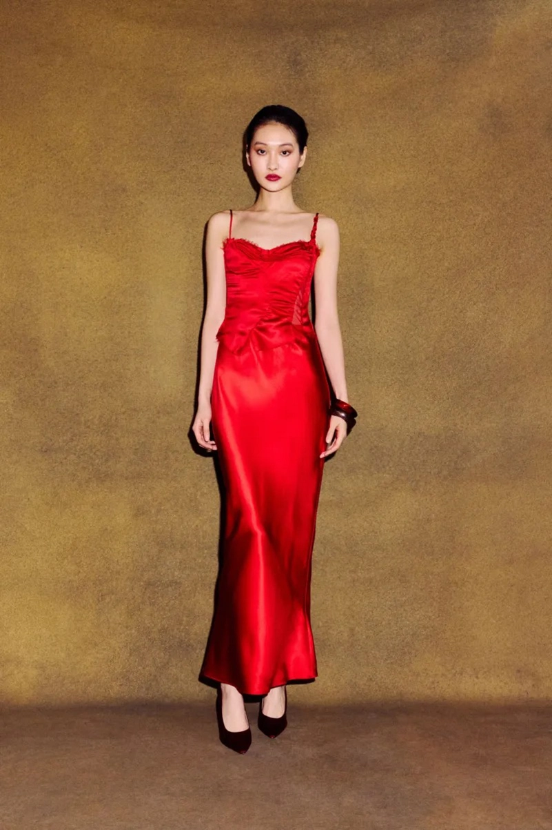 Alejandra Alonso Rojas Fall 2026 Reworks Existing Fabrics Into Gold And Bordeaux Satin Alejandra Alonso Rojas Fall 2026 Reworks Existing Fabrics Into Gold And Bordeaux Satin