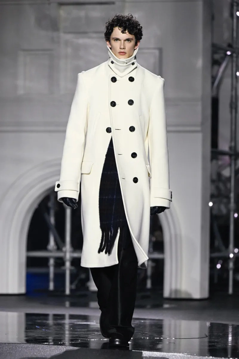Burberry Fall 2026 Collection Reimagines The Classic Trench Coat