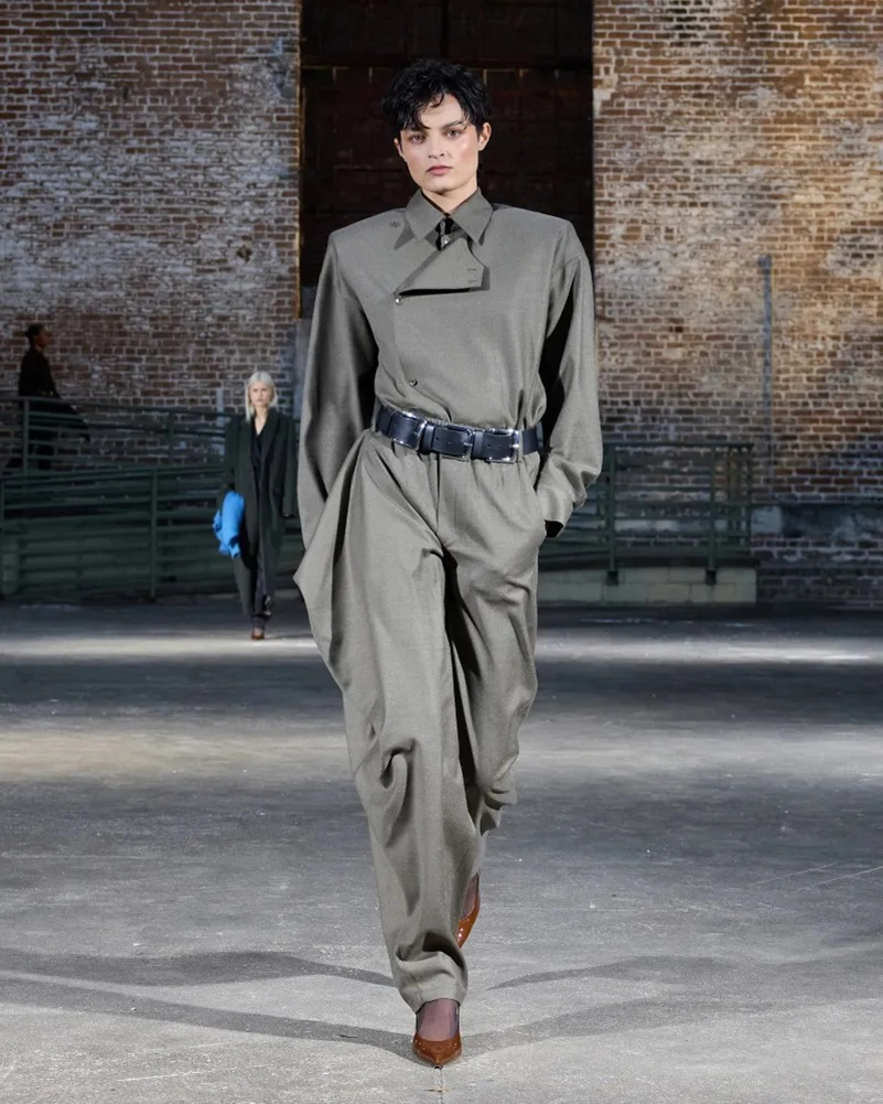 Runway 90s Dress With T Shirt WEARING A DRESS OVER A T-SHIRT THE 90'S WAY