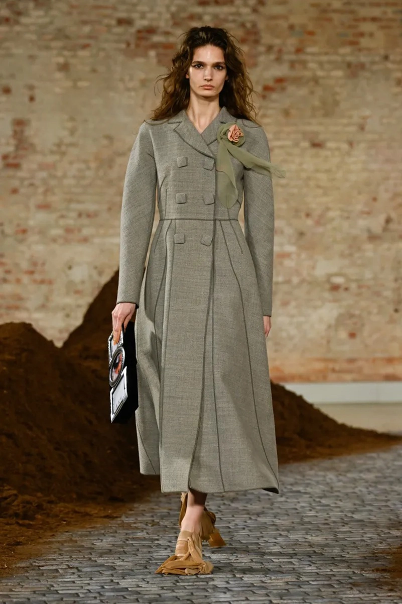 Moschino Fall 2026 Builds Narrative Through Prints, Tailoring And