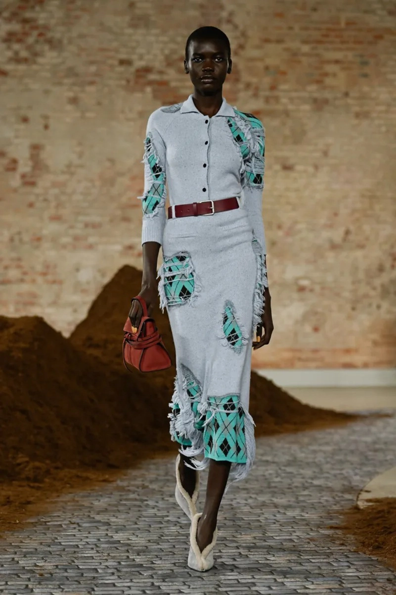 Moschino Fall 2026 Builds Narrative Through Prints, Tailoring And