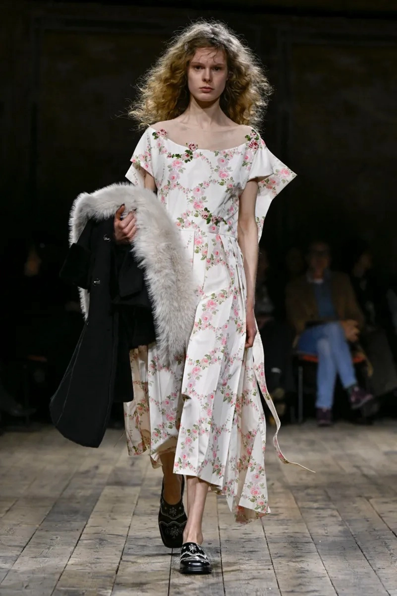 Simone Rocha Fall 2026 Brings Romantic Dressing To Life