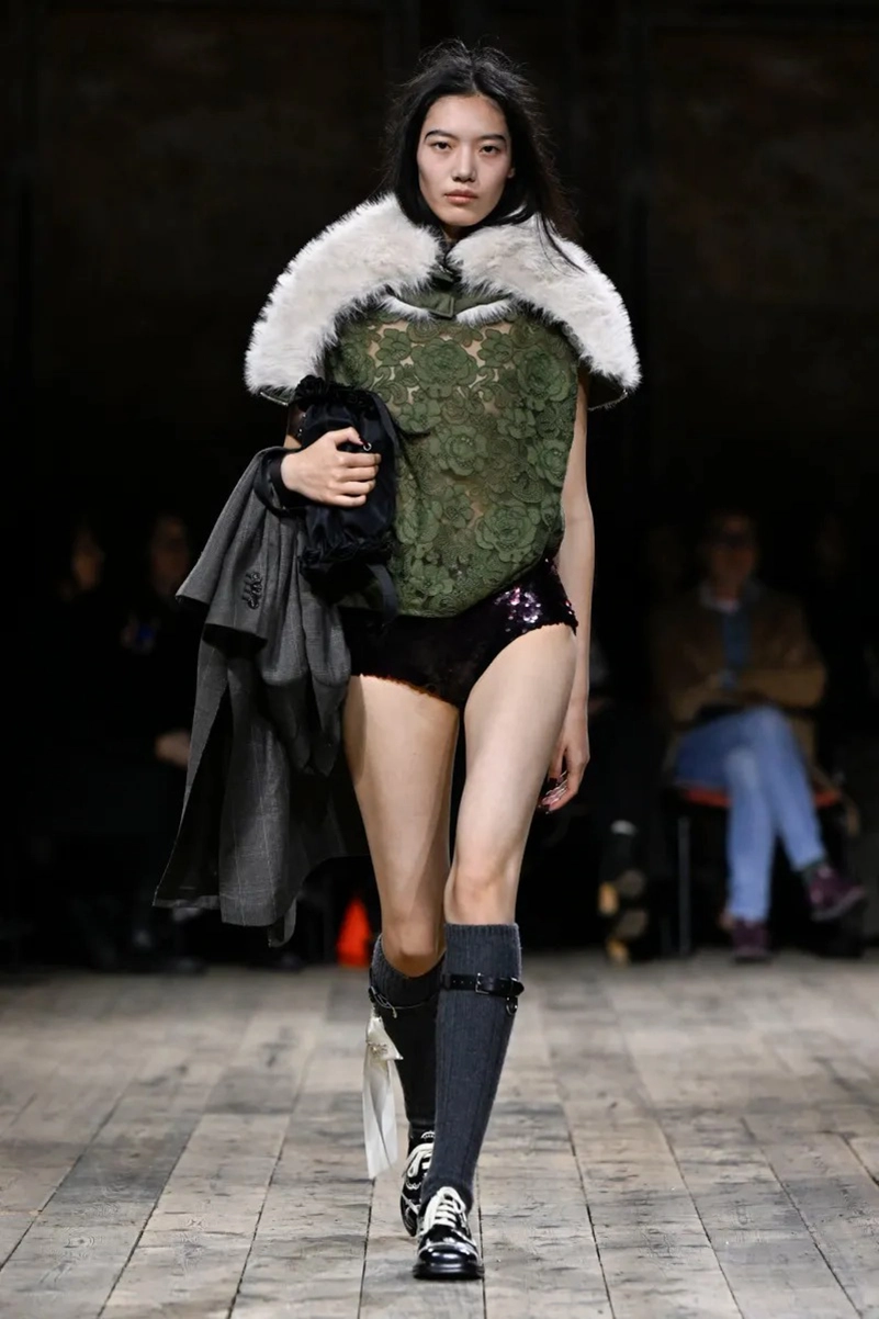 Simone Rocha Fall 2026 Brings Romantic Dressing To Life
