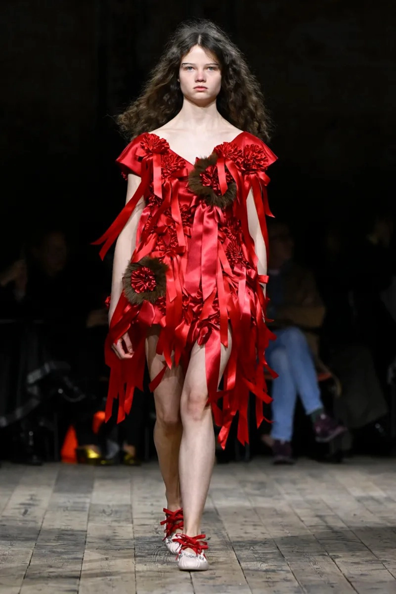 Simone Rocha Fall 2026 Brings Romantic Dressing To Life