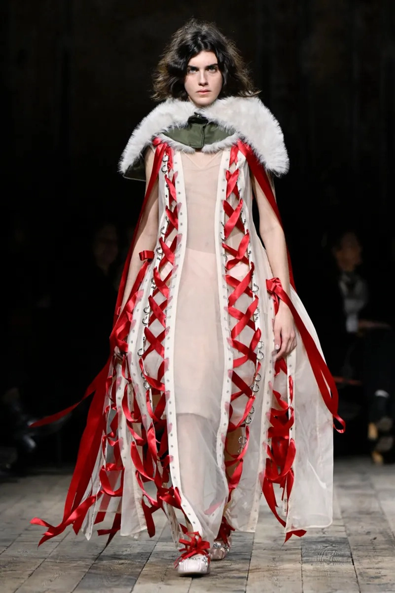 Simone Rocha Fall 2026 Brings Romantic Dressing To Life