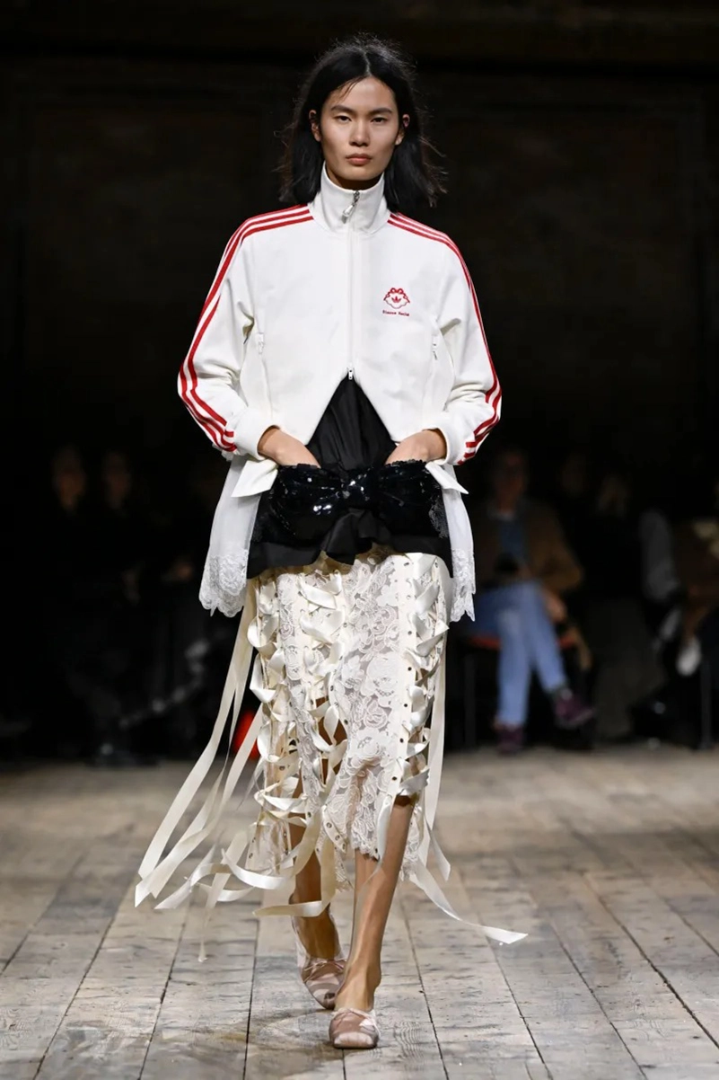 Simone Rocha Fall 2026 Brings Romantic Dressing To Life