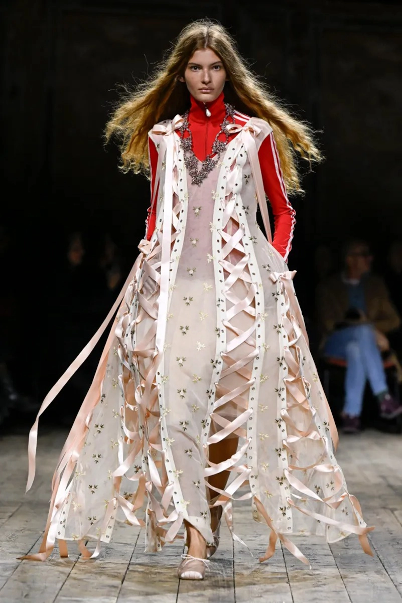 Simone Rocha Fall 2026 Brings Romantic Dressing To Life