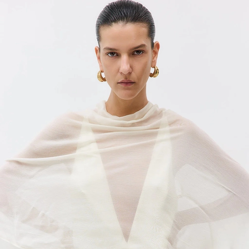 Dé Rococo Builds A Vacation To City Wardrobe With Modern Polish