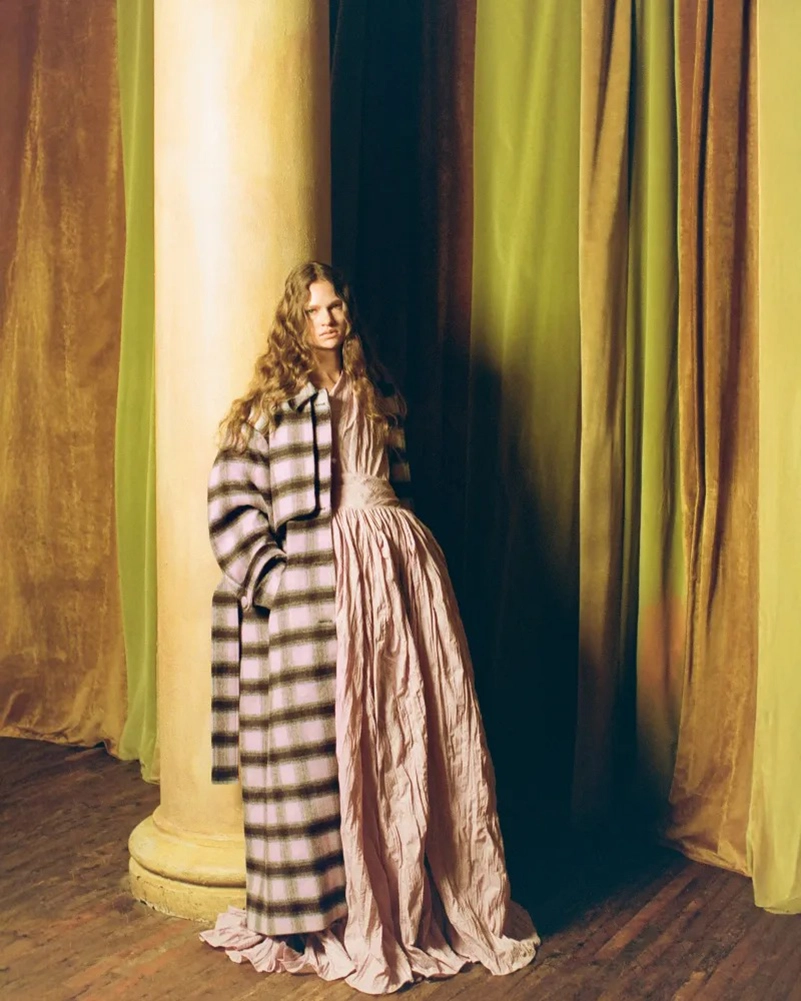 Aknvas Resort 2027 Collection Brings Palace Fantasy To Dresses And Knits