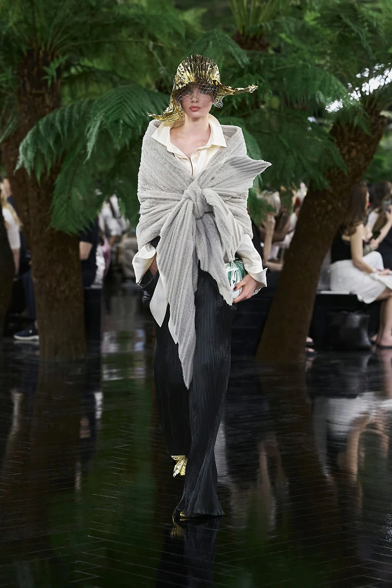 Dior Fall Winter 2026-2027 Haute Couture Turns Lynda Benglis Art